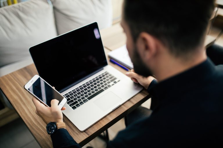 Laptop és okostelefon – mobil munkaállomás csomag