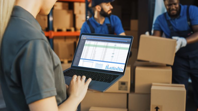 Raktáros laptopon ellenőrzi a webáruház rendeléseit és szállítmányait