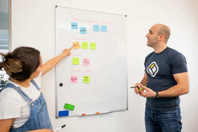 Mentorálás whiteboard előtt