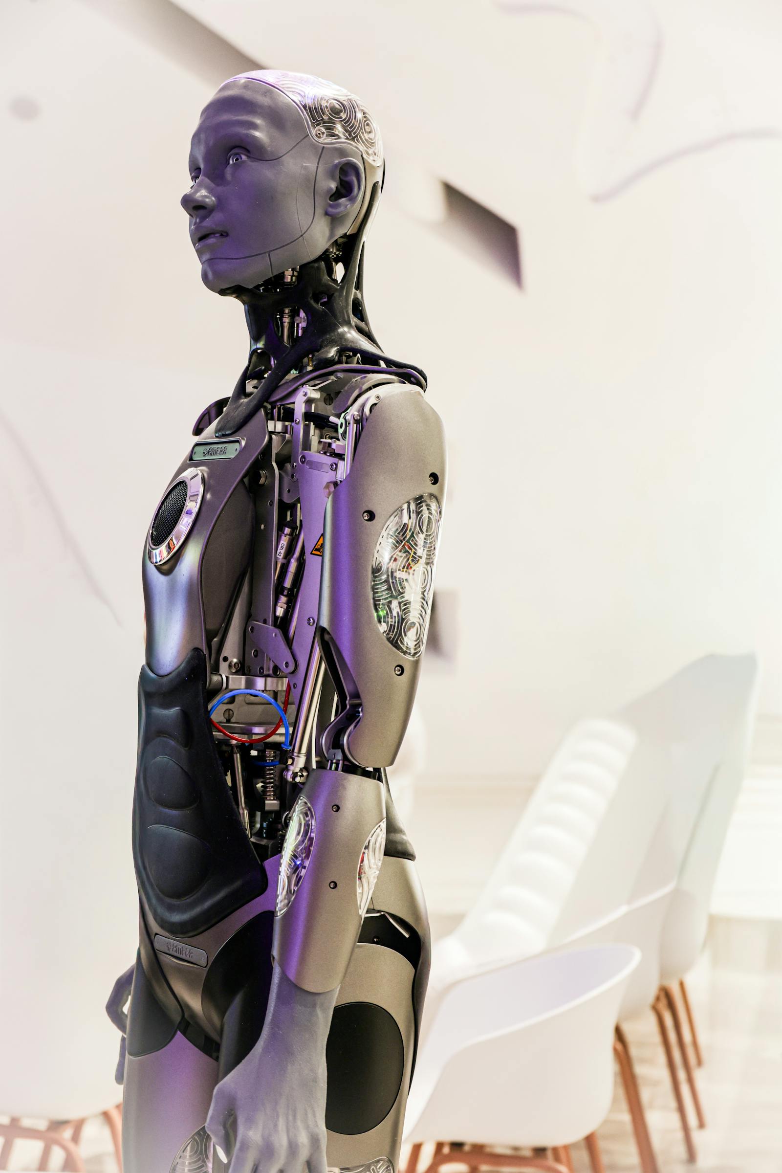 Multi-agent rendszer szimbóluma: futurisztikus robot tárgyalóban