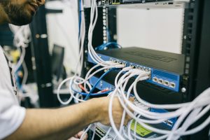 Szerverterem mérnök konfigurálja a hálózati kábeleket – RAG rendszer infrastruktúra illusztráció