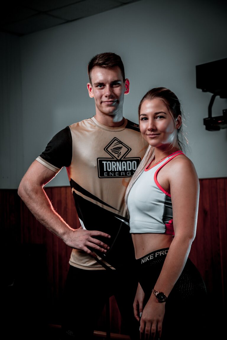 Personal trainer edz&eacute;st vezet az edzőteremben