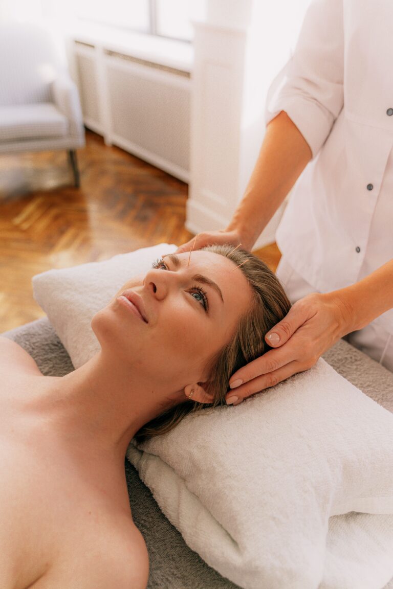 Masszőr kezel&eacute;st v&eacute;gez egy wellness szalonban